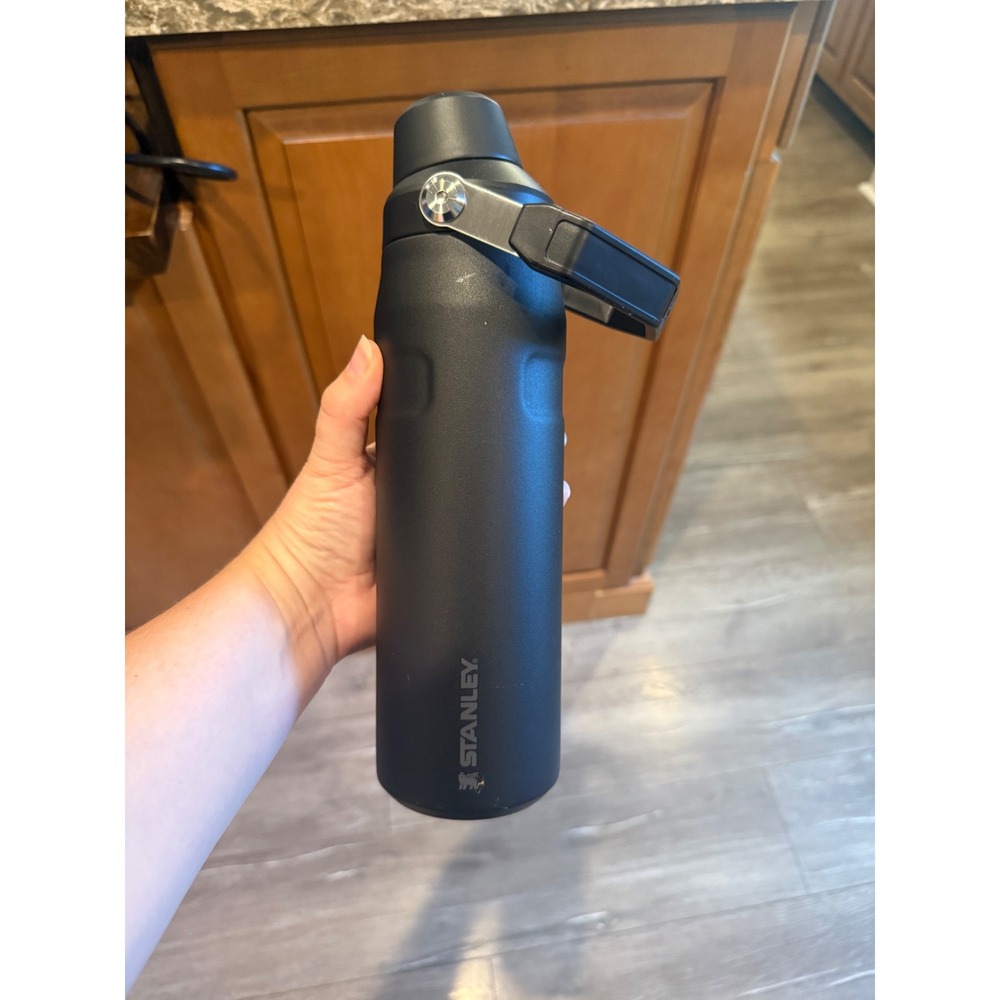 Stanley IceFlow AeroLight Fast Flow 24 oz Water Bottle Black 10-11287-008 - Picture 8 of 8